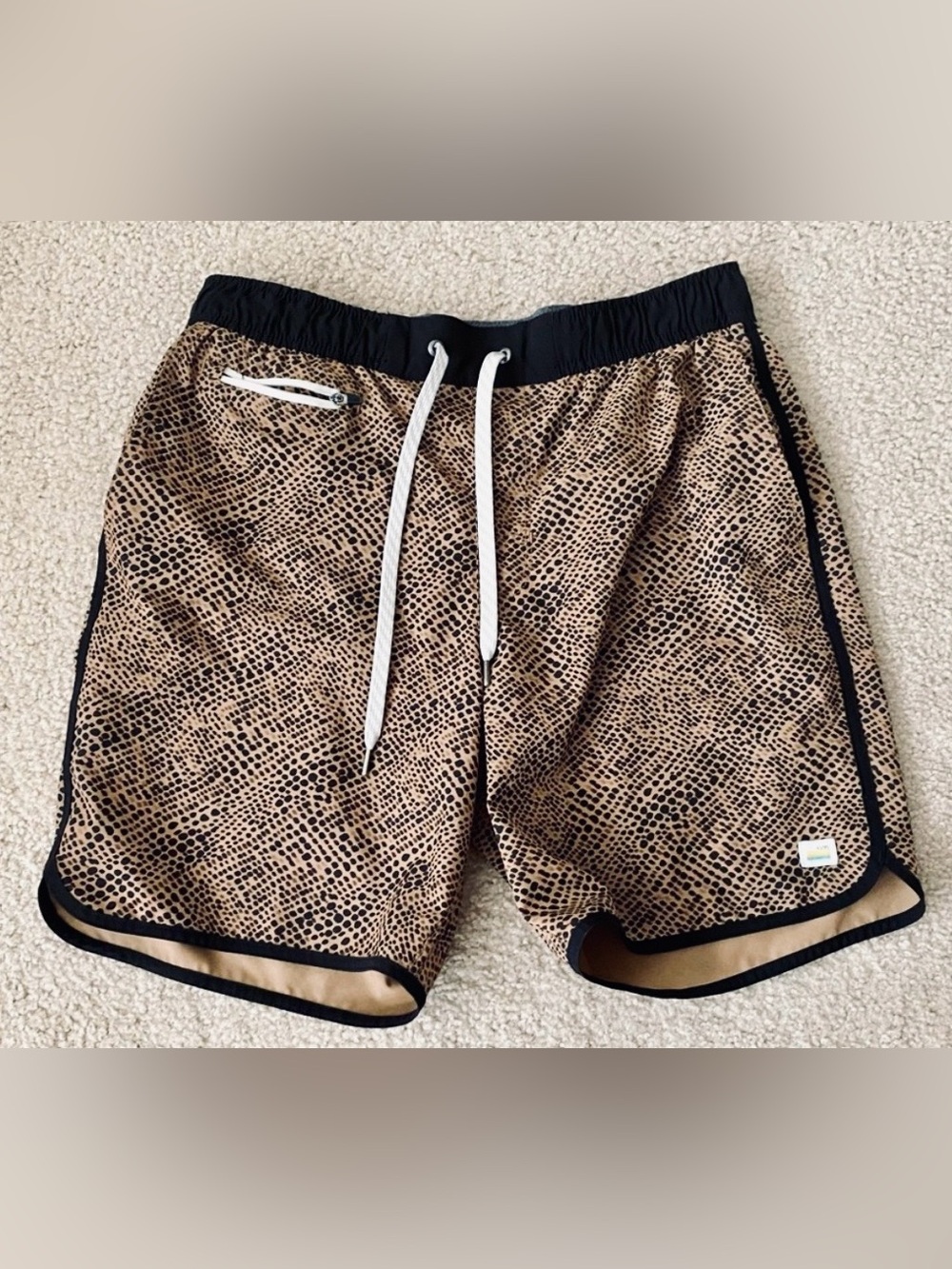 Vuori Men’s Banks Board Shorts Special Edition Camel Lumen, Sz Medium, Excellent